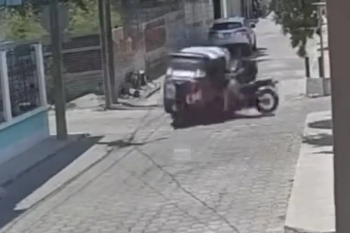 Brutal choque entre tuc tuc y moto en Guastatoya., Captura de pantalla video de Facebook.