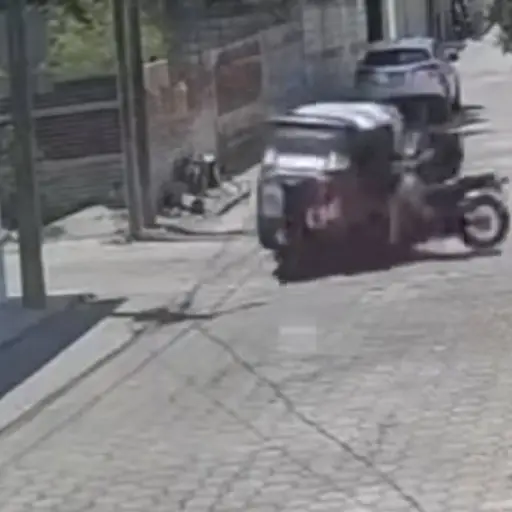 Brutal choque entre tuc tuc y moto en Guastatoya. ,Captura de pantalla video de Facebook.