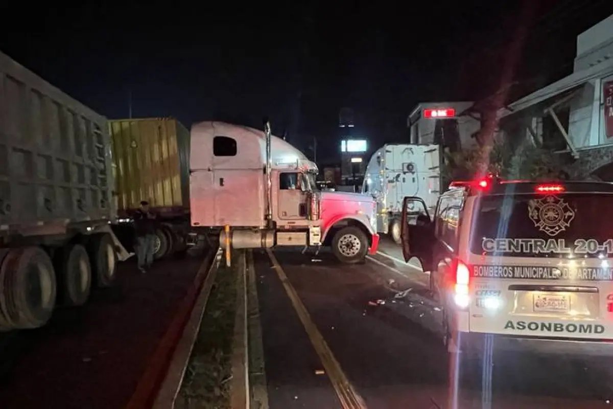 Accidente de tráileres en el kilómetro 28.7 de la ruta Interamericana., Bomberos Municipales Departamentales