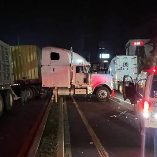 Accidente de tráileres en el kilómetro 28.7 de la ruta Interamericana. ,Bomberos Municipales Departamentales