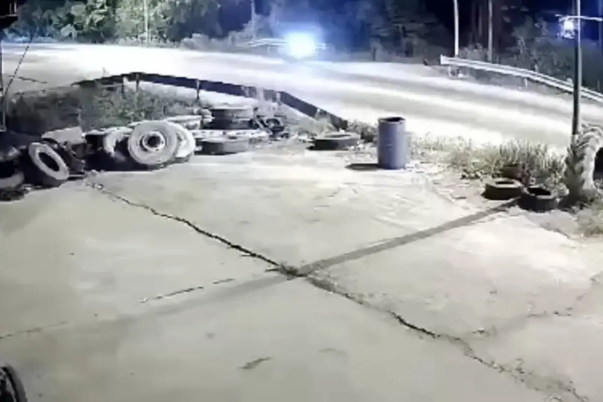 Motorista termina amputado tras violento accidente., Captura de pantalla video de X.