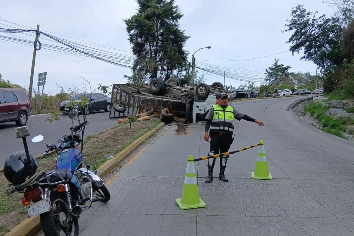 El vehículo de transporte de carga volcó en un sector de la zona 16., PMT capitalina/Montejo
