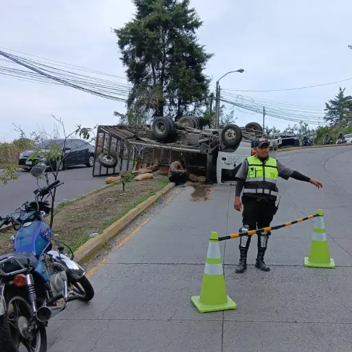 El vehículo de transporte de carga volcó en un sector de la zona 16. ,PMT capitalina/Montejo