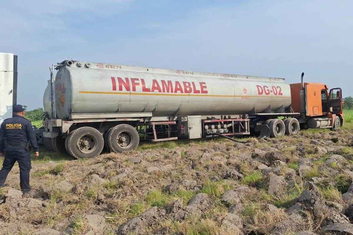 El camión cisterna recuperado por las autoridades en Escuintla., PNC