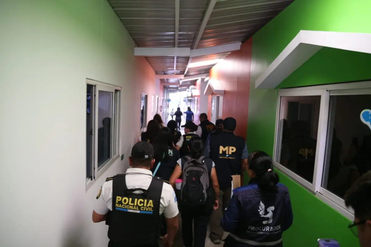 Equipos del MP, la PNC y otras instituciones verifican centros educativos tras detectarse hechos vinculados con el supuesto reto "Tiroteo Mañana"., Ministerio Público