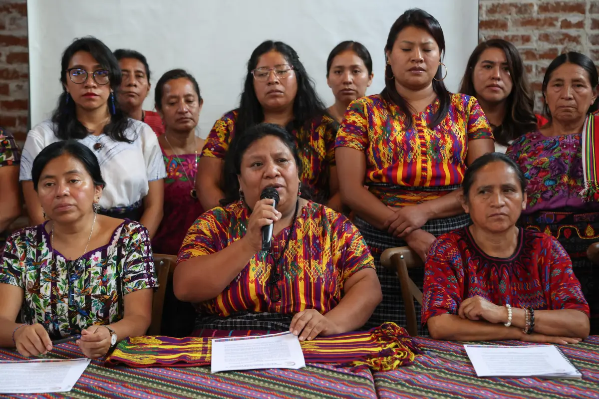 La integrante de la Asociación Grupo Integral de Mujeres Sanjuaneras (AGIMS), Esperanza Tubac (c), fue captada, este 7 de mayo, al intervenir en rueda de prensa, tras presentar una hoja de ruta para la nueva gestión de Gabriel García Luna al frente del,  EFE/Mariano Macz
