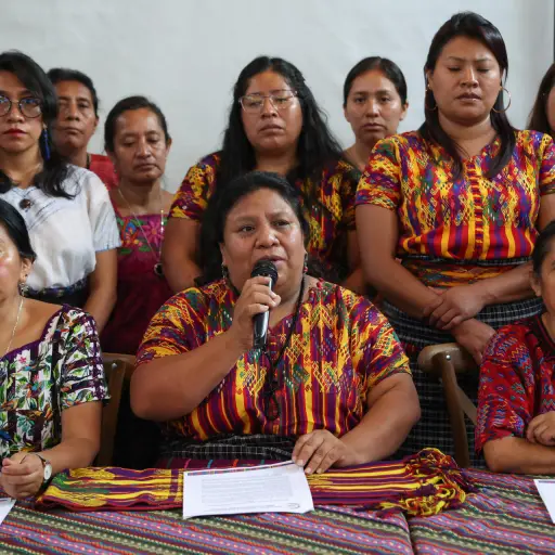 La integrante de la Asociación Grupo Integral de Mujeres Sanjuaneras (AGIMS), Esperanza Tubac (c), fue captada, este 7 de mayo, al intervenir en rueda de prensa, tras presentar una hoja de ruta para la nueva gestión de Gabriel García Luna al frente del , EFE/Mariano Macz