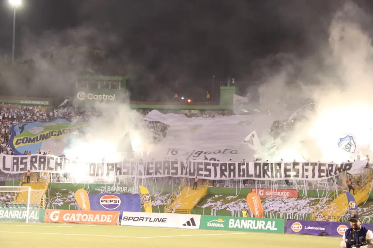 La Vltra Svr en la semifinal de ida del Clausura 2026 entre Comunicaciones y Xelajú MC - Alex Meoño