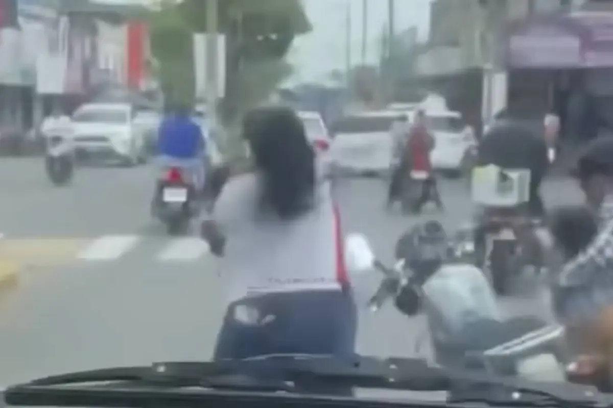 Dos mujeres en motocicleta se van a los golpes., Captura de pantalla video de Facebook.