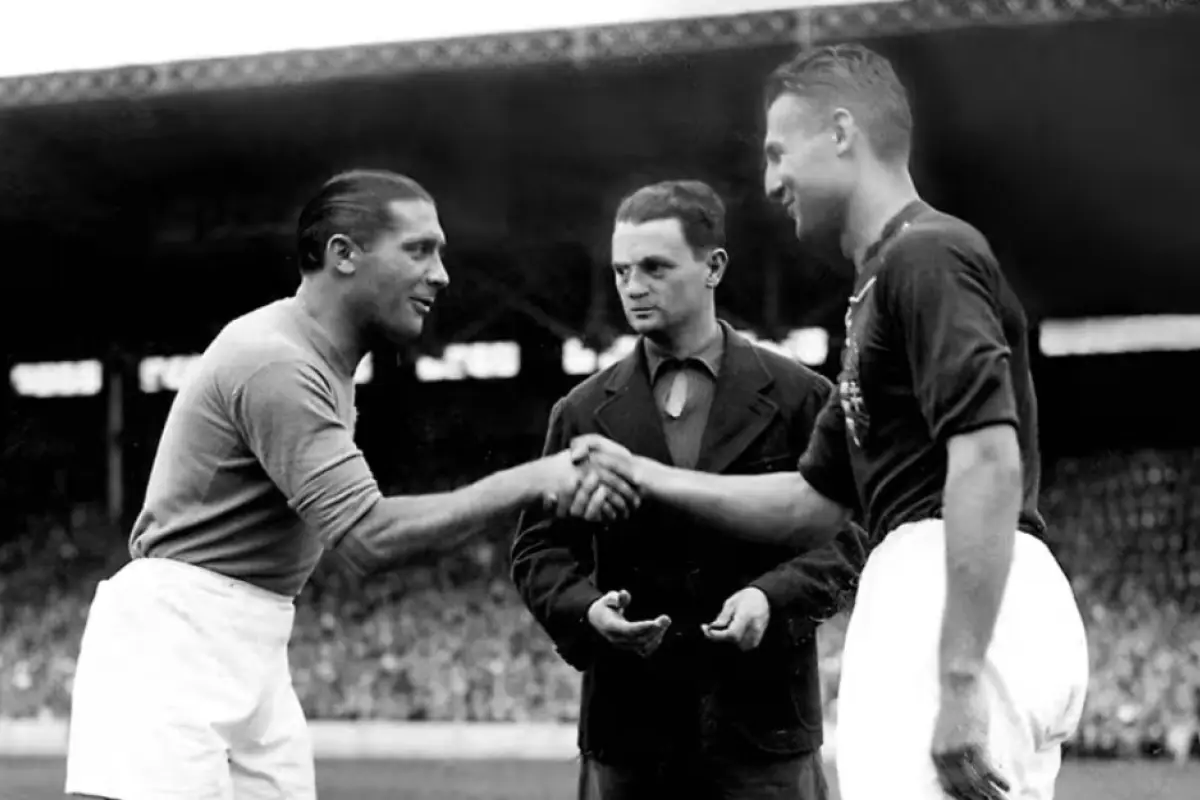 Giuseppe Meazza, seleccionado de Italia, durante el evento de la FIFA 1938 