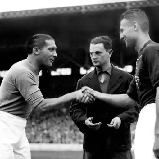 Giuseppe Meazza, seleccionado de Italia, durante el evento de la FIFA 1938 