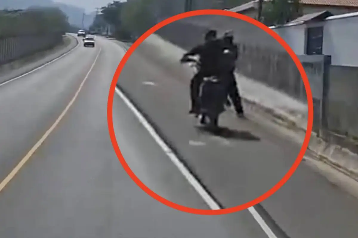 Mujer se lanza de motocicleta en plena RN-14., Captura de pantalla video de X.