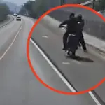 Video capta tenso momento de pareja en moto en la RN-14 que termina en incidente t