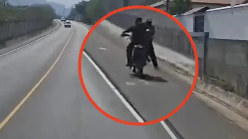 Video capta tenso momento de pareja en moto en la RN-14 que termina en incidente 