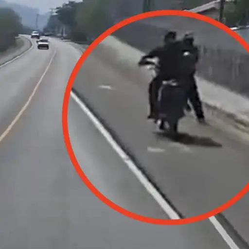 Mujer se lanza de motocicleta en plena RN-14. ,Captura de pantalla video de X.