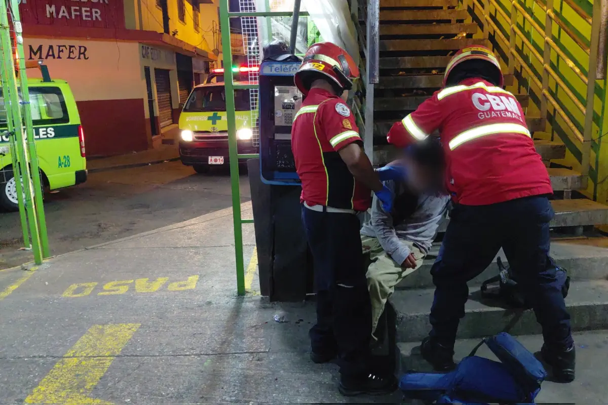 El afectado fue hallado herido en la vía pública en zona 11., Bomberos Municipales