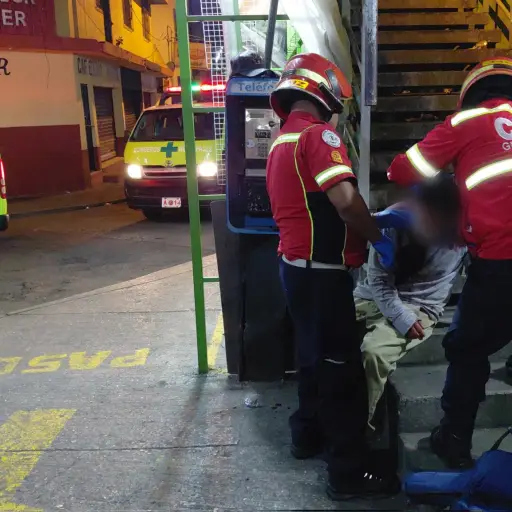 El afectado fue hallado herido en la vía pública en zona 11. ,Bomberos Municipales