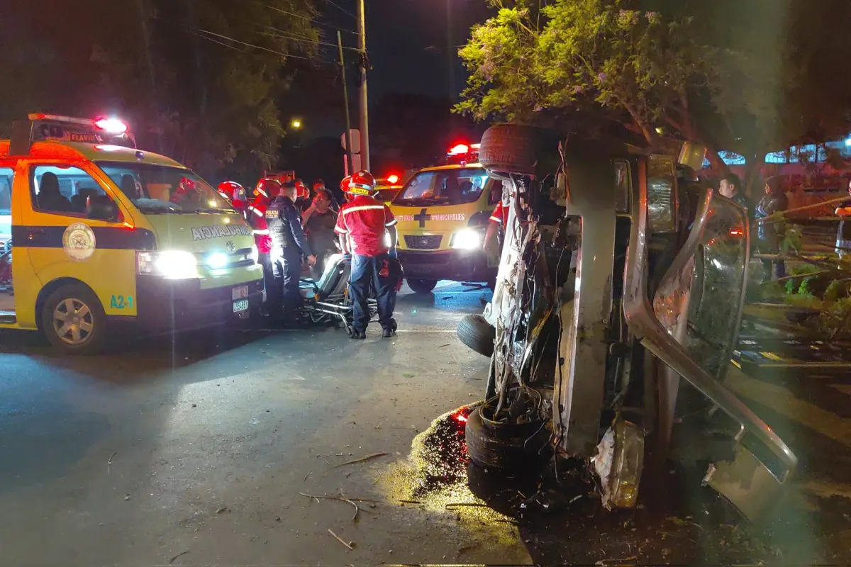 Tres personas quedaron atrapadas en el vehículo volcado en zona 11., Bomberos Municipales