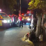 Tres personas quedaron atrapadas en el vehículo volcado en zona 11. ,Bomberos Municipales