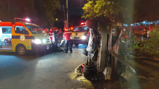 Accidente en zona 11: Tres heridos al volcar vehículo