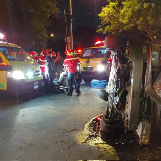 Tres personas quedaron atrapadas en el vehículo volcado en zona 11. ,Bomberos Municipales