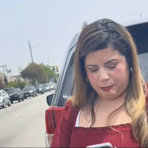 Mujer amenaza con llamar al ICE tras choque con otra migrante. ,Captura de pantalla video de Facebook.