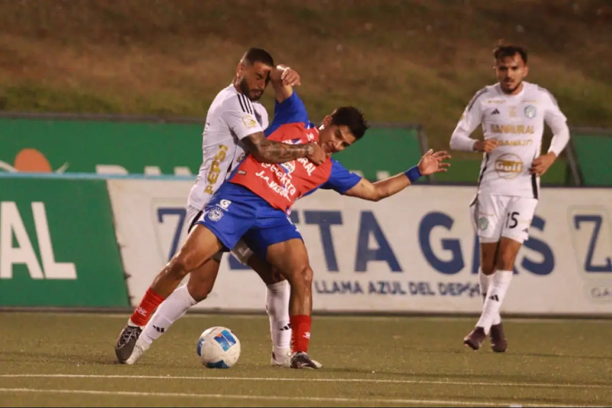 Partido entre Xelajú MC y Comunicaciones en la fase regular del Clausura 2026 - Alex Meoño