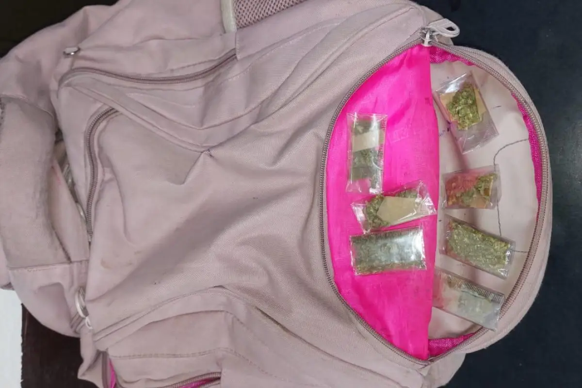 La menor fue sorprendida con droga en el interior del centro educativo., PNC