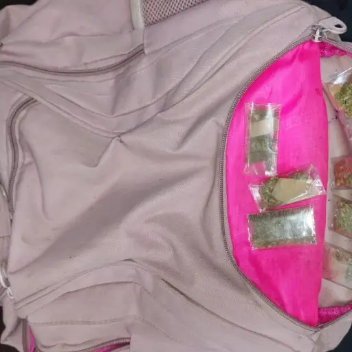La menor fue sorprendida con droga en el interior del centro educativo. ,PNC