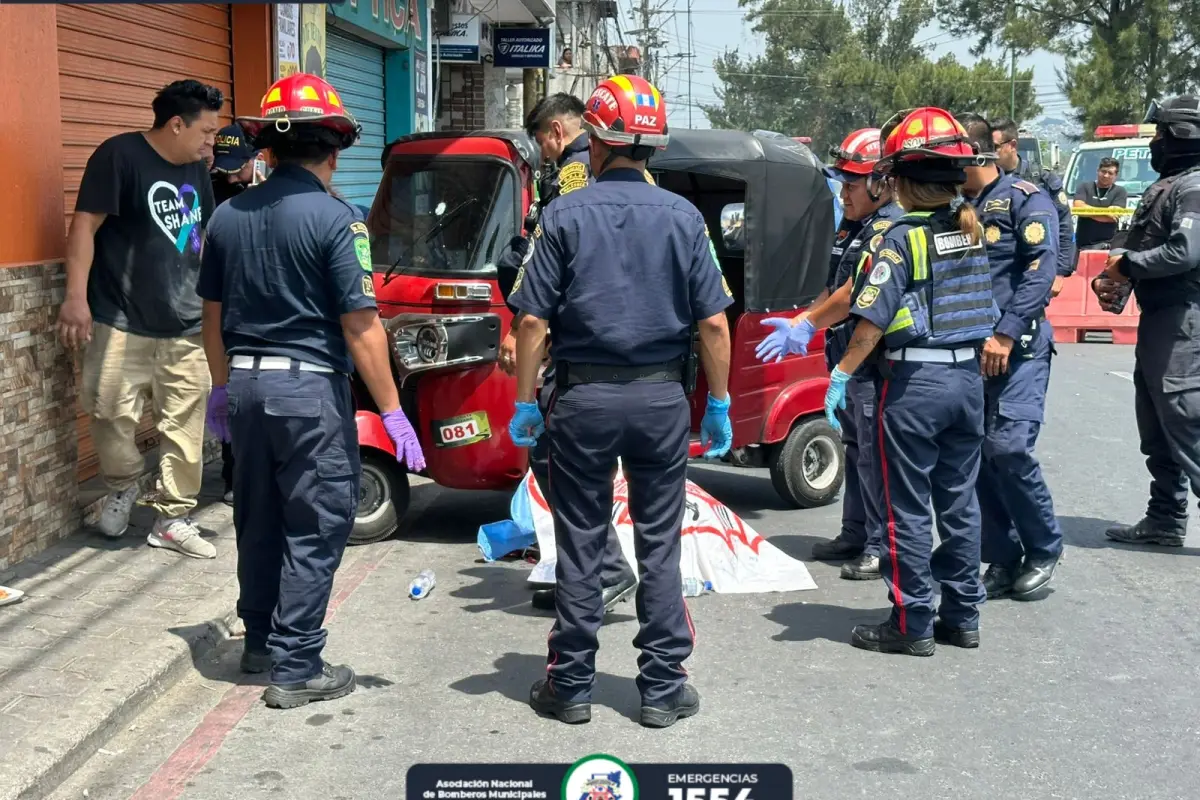 El conductor del mototaxi fue atacado en un sector de Villa Canales., Bomberos Municipales Departamentales