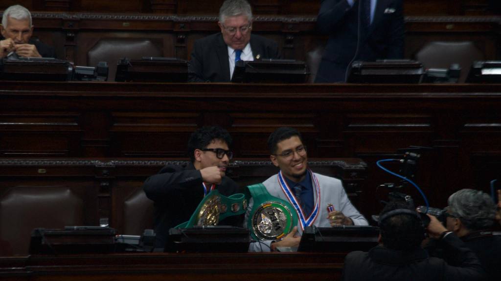 Lester Martínez y Joshua Antón son condecorados en el Congreso | Omar Solís