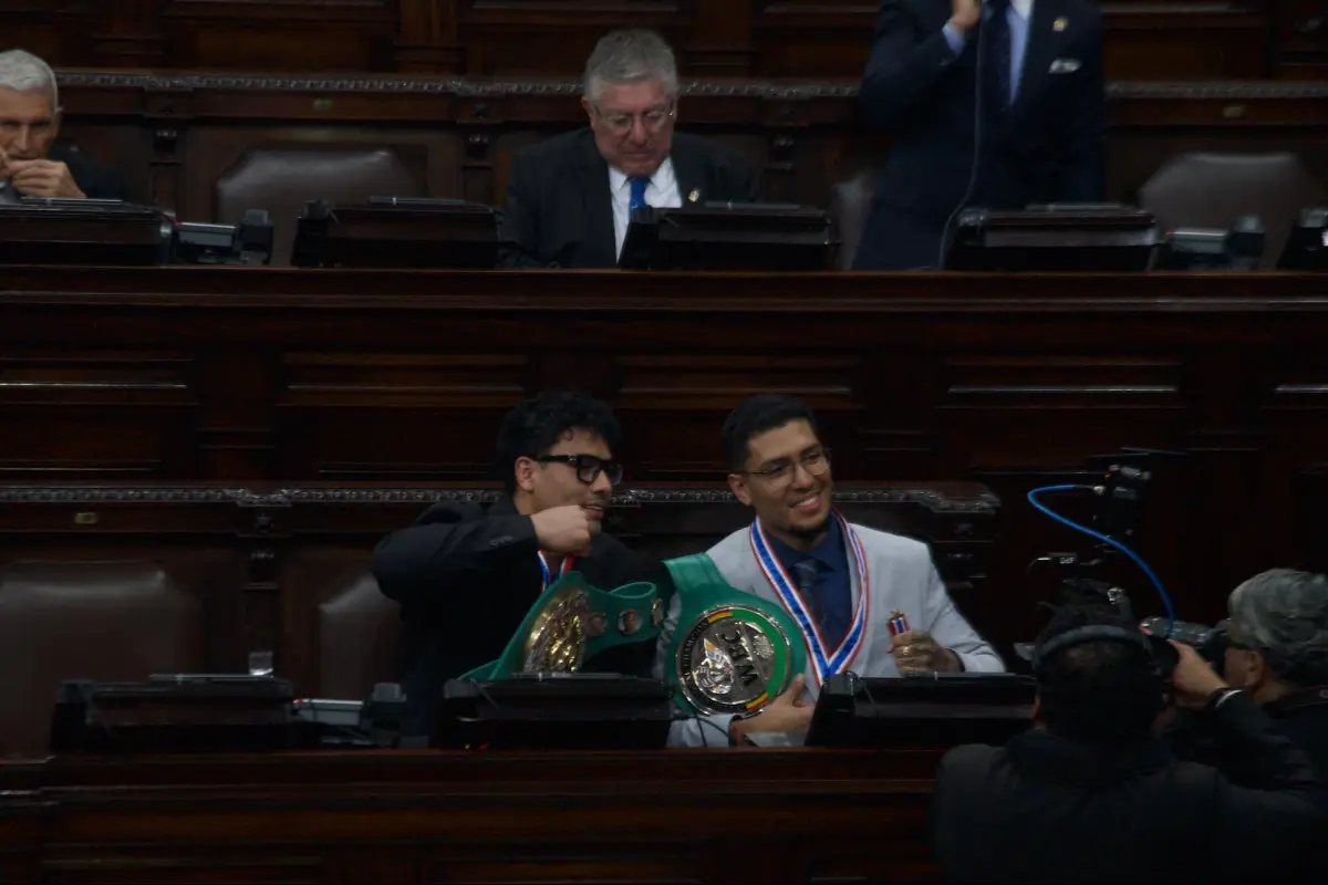 Lester Martínez y Joshua Antón son condecorados en el Congreso - Omar Solís