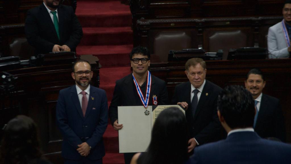Lester Martínez y Joshua Antón son condecorados en el Congreso | Omar Solís