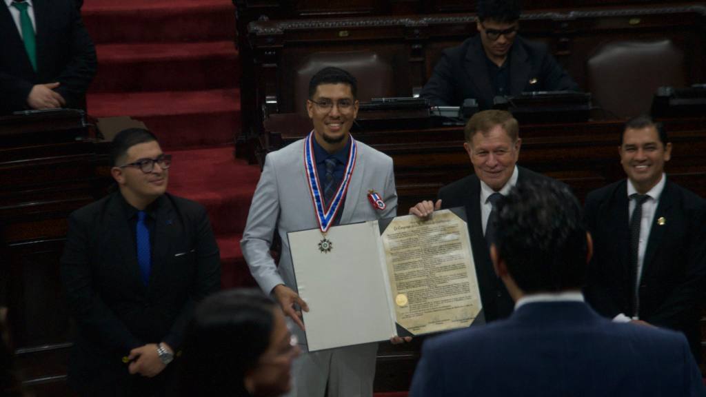 Lester Martínez y Joshua Antón son condecorados en el Congreso | Omar Solís