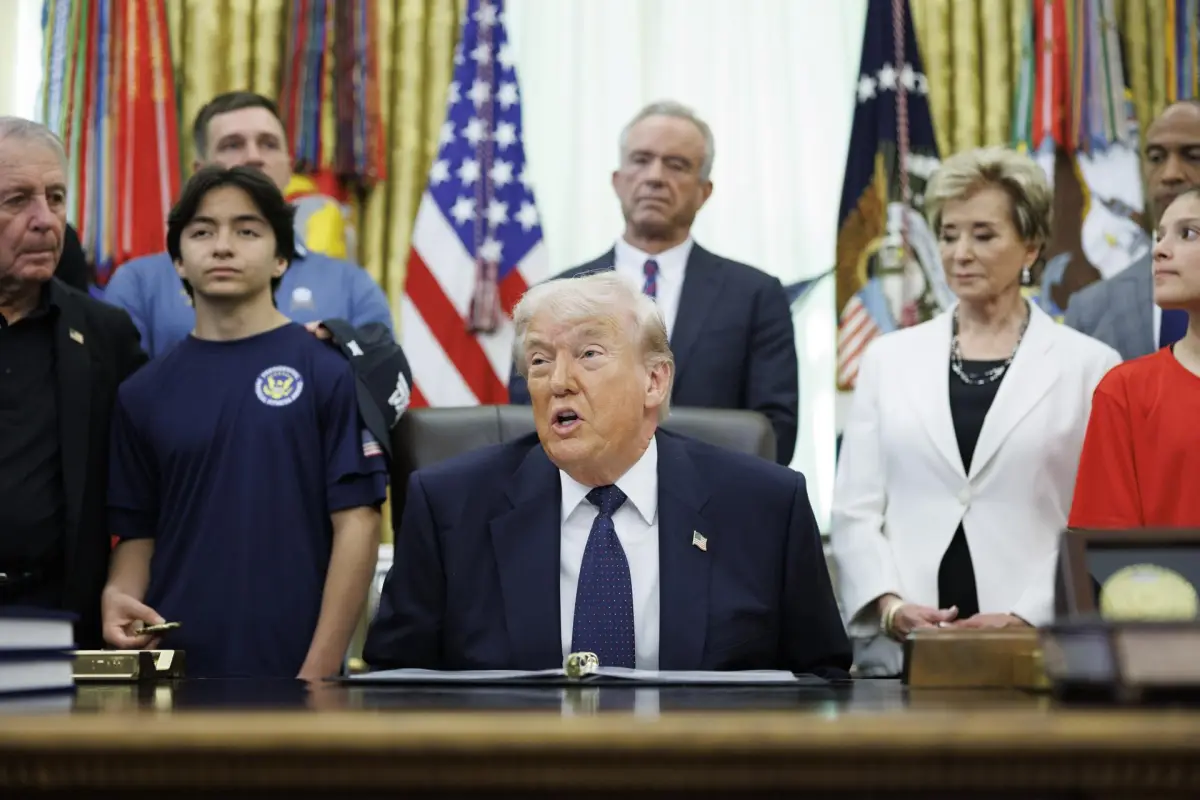 Donald Trump en un acto en la Oficina Oval, EFE
