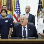 Donald Trump en un acto en la Oficina Oval ,EFE