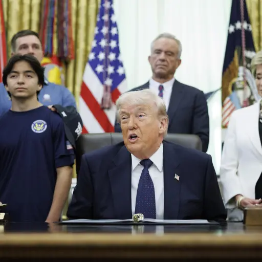 Donald Trump en un acto en la Oficina Oval ,EFE