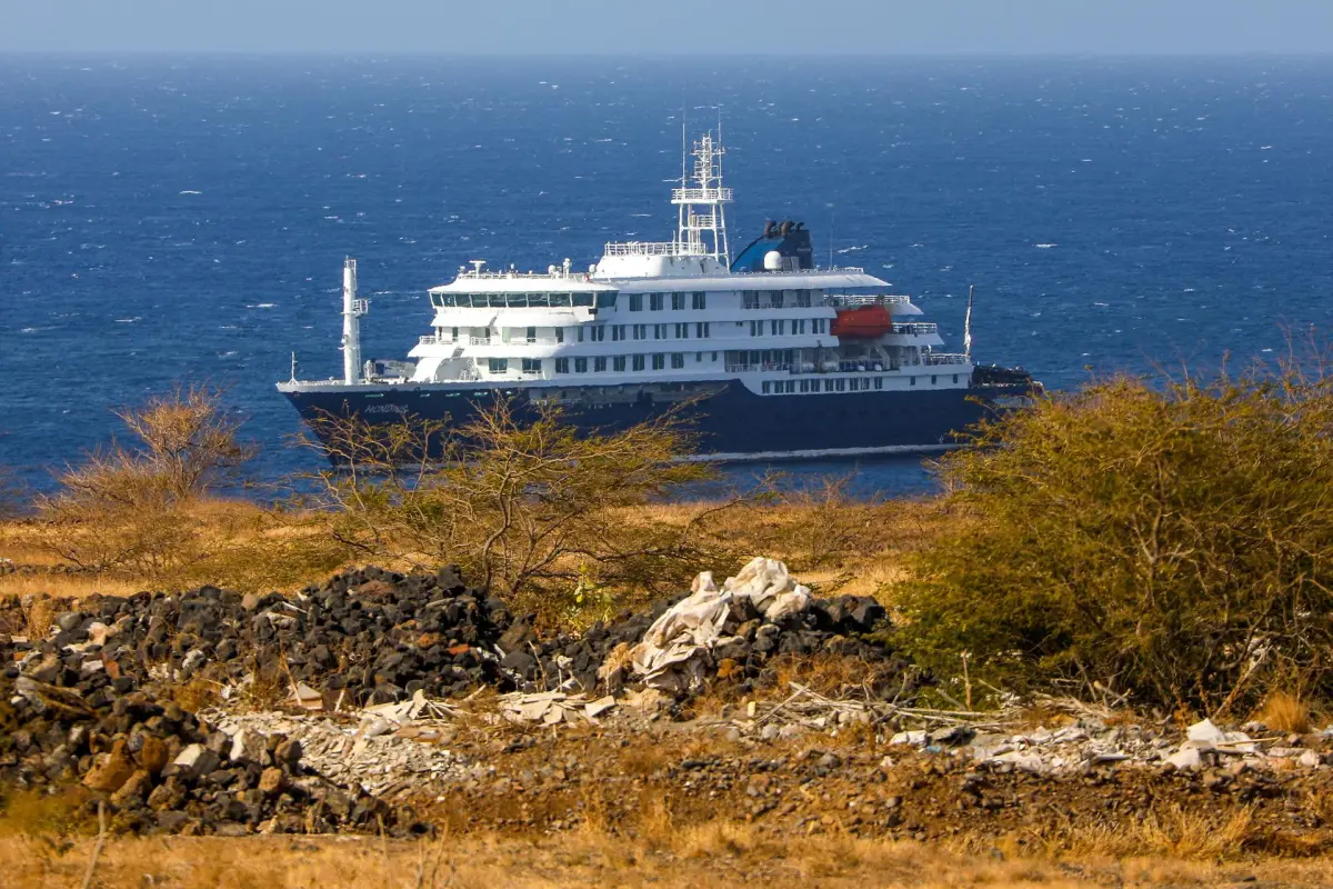 El barco con casos de hantavirus inició el proceso de evacuación en Tenerife, España., EFE