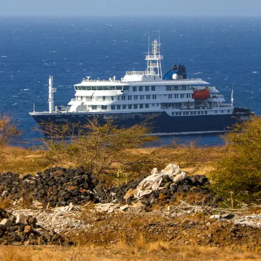 El barco con casos de hantavirus inició el proceso de evacuación en Tenerife, España. ,EFE