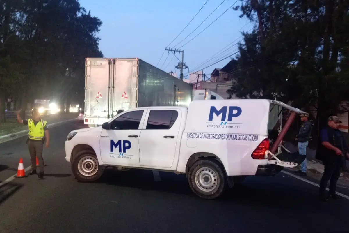 Autoridades realizan la diligencias de ley por el accidente de tránsito en la calzada Aguilar Batres y 52 calle., Bomberos Municipales. 
