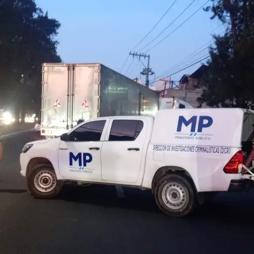 Autoridades realizan la diligencias de ley por el accidente de tránsito en la calzada Aguilar Batres y 52 calle. ,Bomberos Municipales. 
