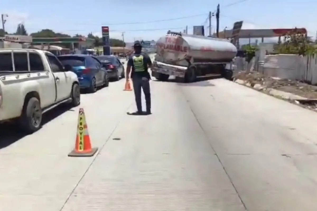 El transporte pesado se salió de la pista, pero bloquea el carril derecho de la pista con sentido hacia el occidente., Captura de pantalla.