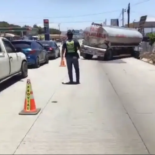 El transporte pesado se salió de la pista, pero bloquea el carril derecho de la pista con sentido hacia el occidente. ,Captura de pantalla.