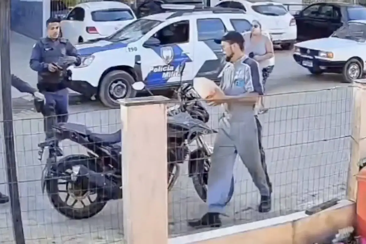 En un intento desesperado, hombre incendia su moto para que la policía no se la llevara., Captura de pantalla video de X.