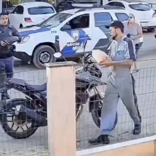 En un intento desesperado, hombre incendia su moto para que la policía no se la llevara. ,Captura de pantalla video de X.