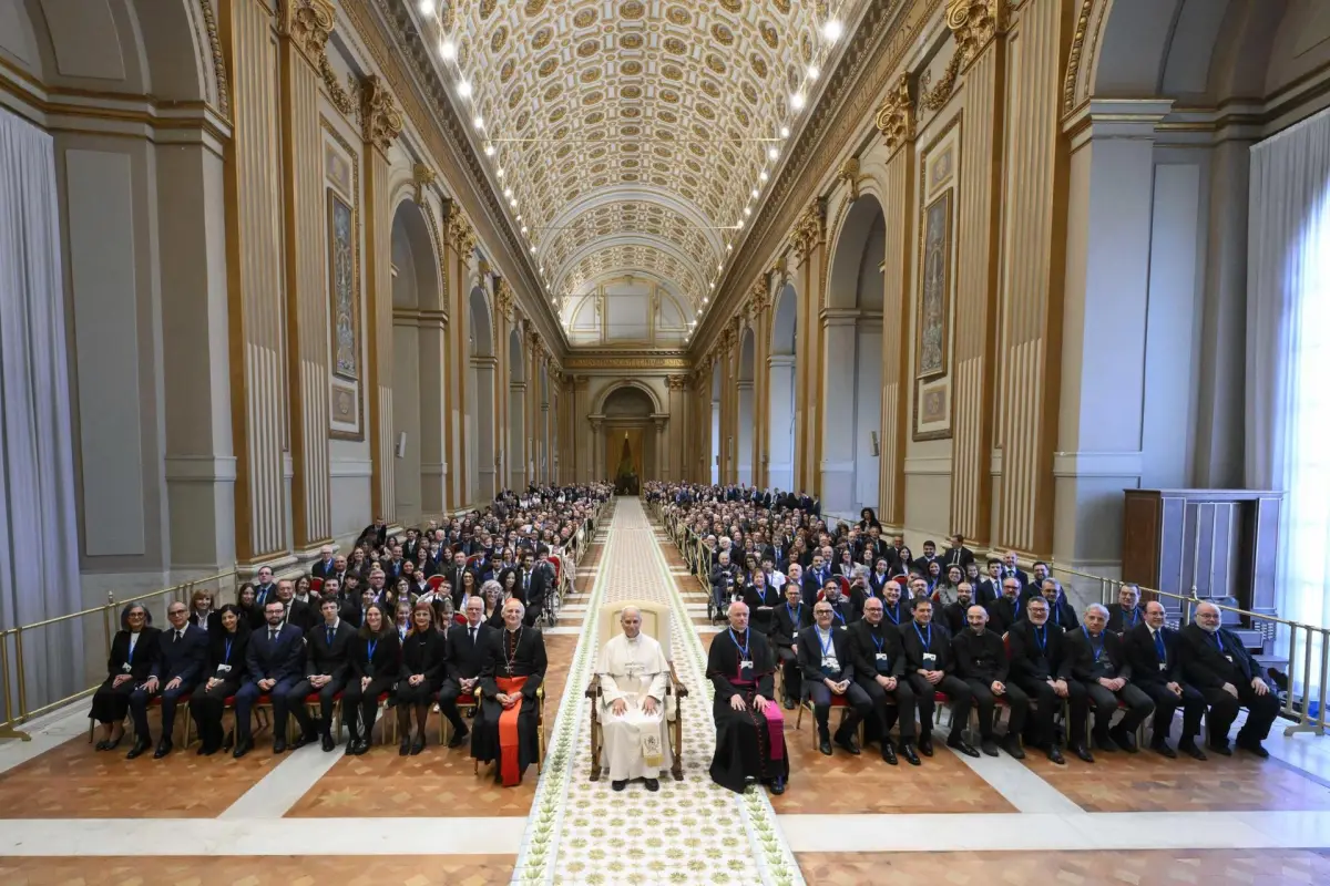 Fotografía facilitada por Vatican Media que muestra al Papa León XIV (c), durante una reunión reciente con los empleados de la Conferencia Episcopal Italiana EFE/VATICAN MEDIA -SÓLO USO EDITORIAL/SOLO USO PERMITIDO PARA ILUSTRAR LA NOTICIA QUE APARECE, 