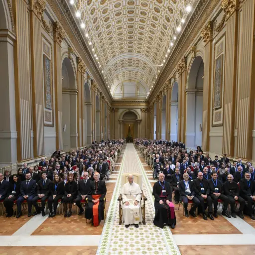 Fotografía facilitada por Vatican Media que muestra al Papa León XIV (c), durante una reunión reciente con los empleados de la Conferencia Episcopal Italiana EFE/VATICAN MEDIA -SÓLO USO EDITORIAL/SOLO USO PERMITIDO PARA ILUSTRAR LA NOTICIA QUE APARECE ,