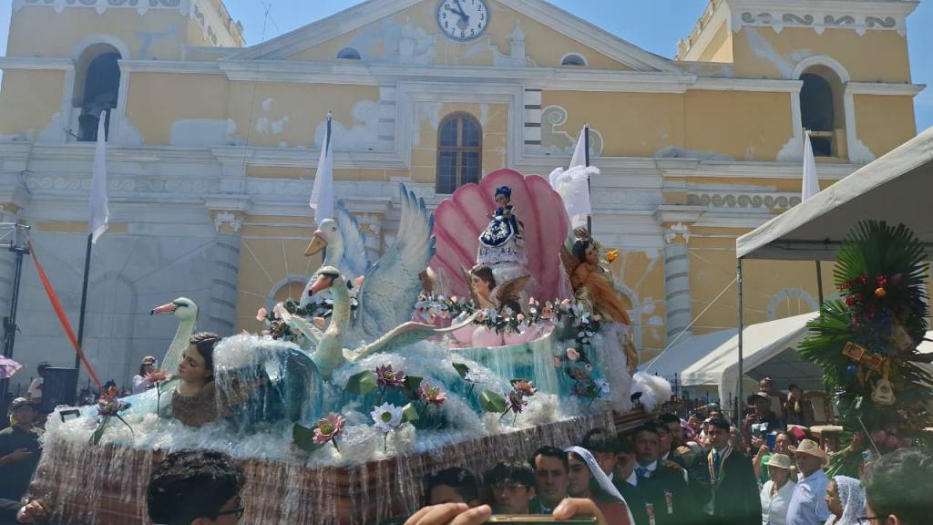 Procesión del Niño Dios de Amatitlán atrae las miradas | Alex Meoño