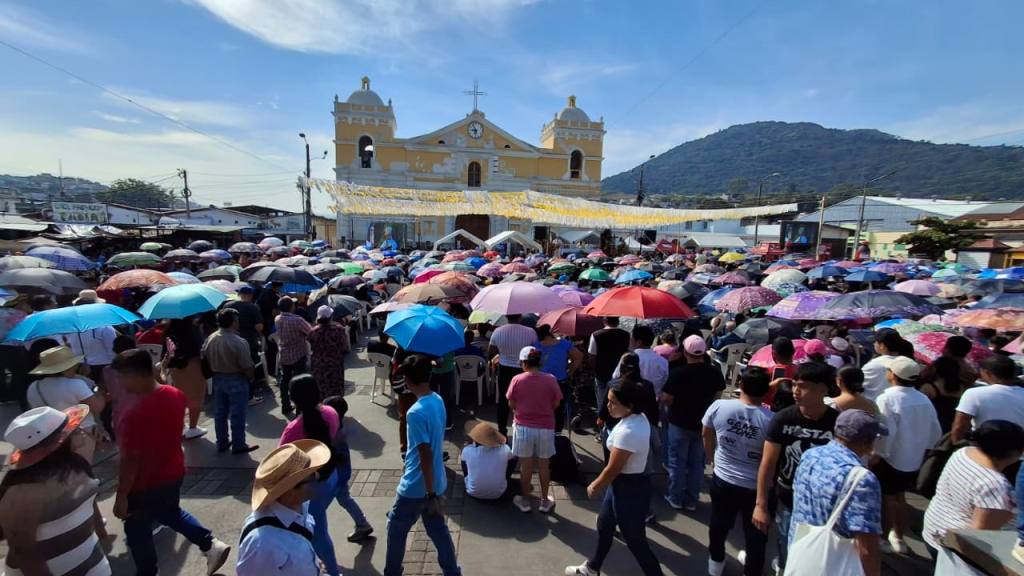 Procesión del Niño Dios de Amatitlán atrae las miradas | Alex Meoño