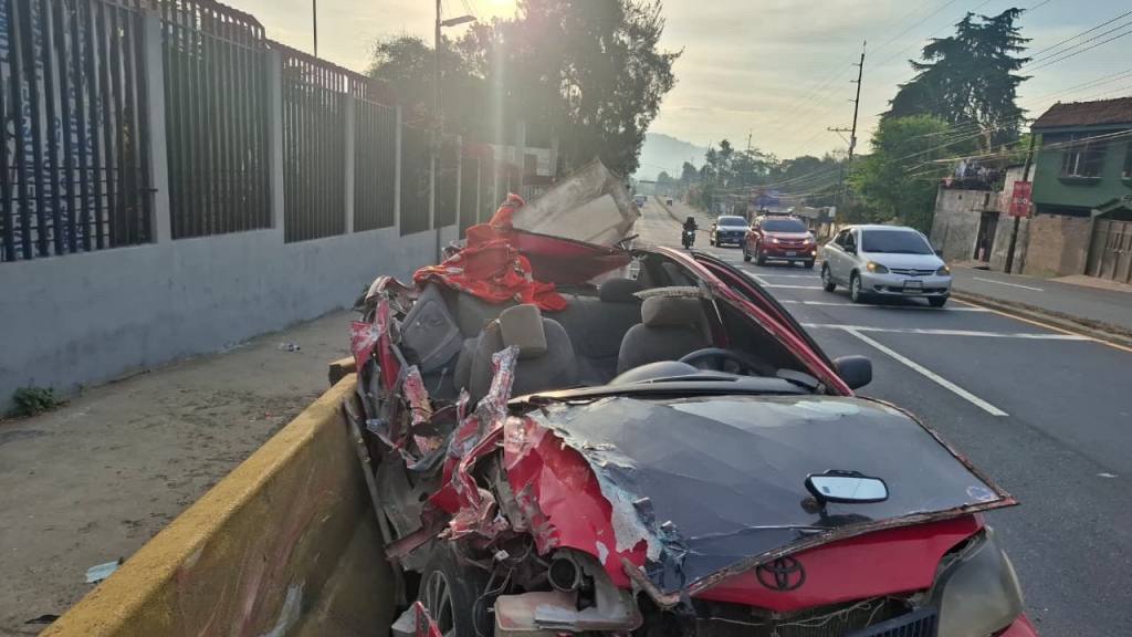 Accidente deja un herido y un carro destrozado en ruta Interamericana  | Bomberos Municipales Departamentales